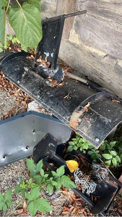 Vand  tot ce se vede in poze( foarfece , cauciucuri etc)