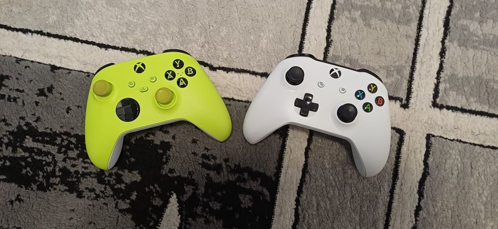 Vand consola xbox one seria s cu 2 controlere+ jocuri