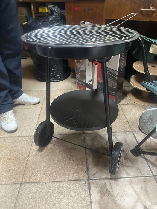 Кръгло барбекю трикрако с колело на единия крак