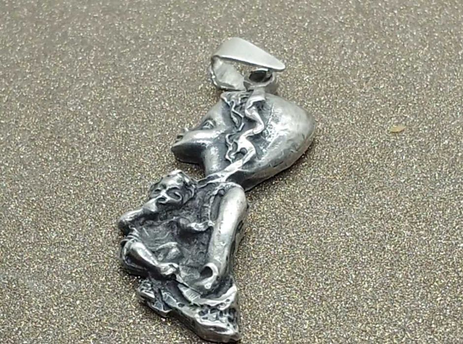 Pandantiv din argint cu Fecioara Maria și Pruncul