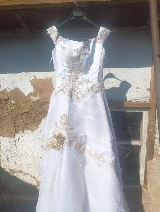 Свадебное платье. Цена 5000 .