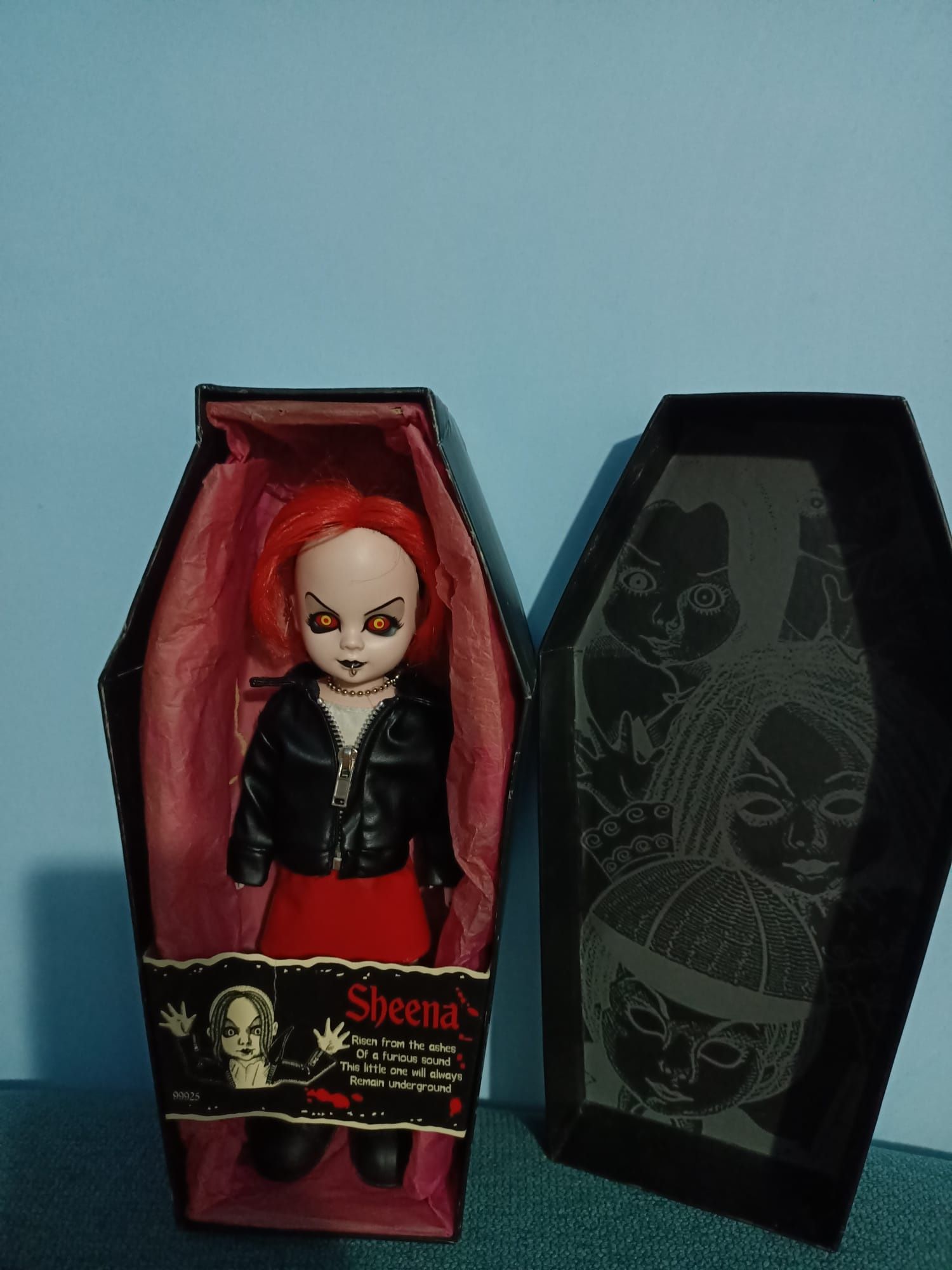 Vand papusa Living Dead Dolls.