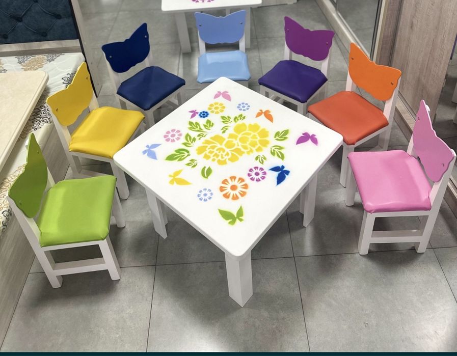 Набор детских 4 стульев и стола