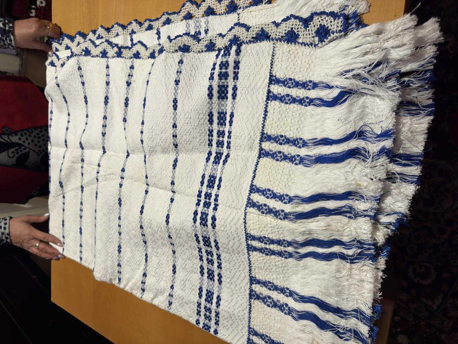 Fete de mese , chindeu  si covoare tesute in razboi