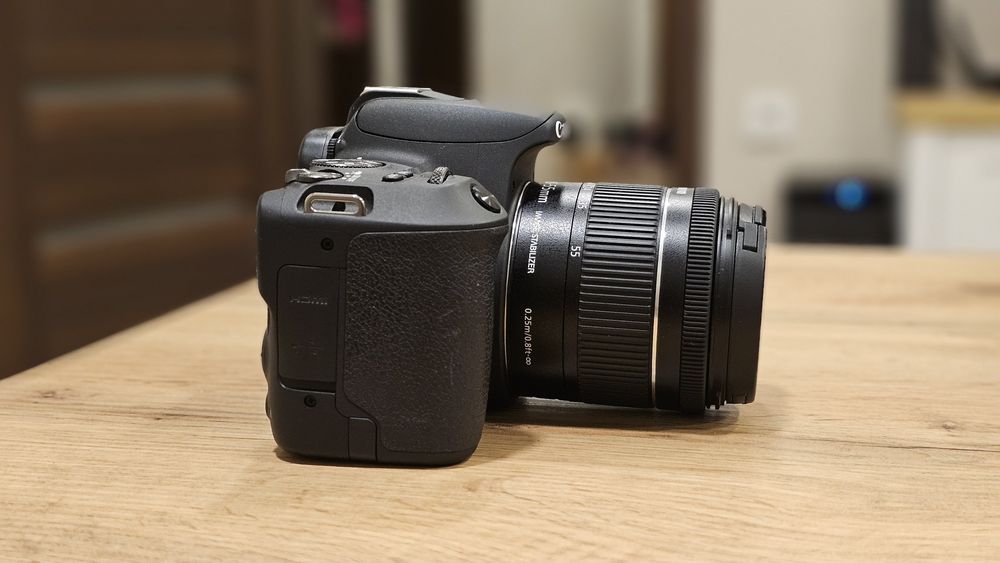 Canon DSLR EOS 200D 24MP, Wi-Fi+Oбективи 18-55mm, f/35+50mm f1.8 STM