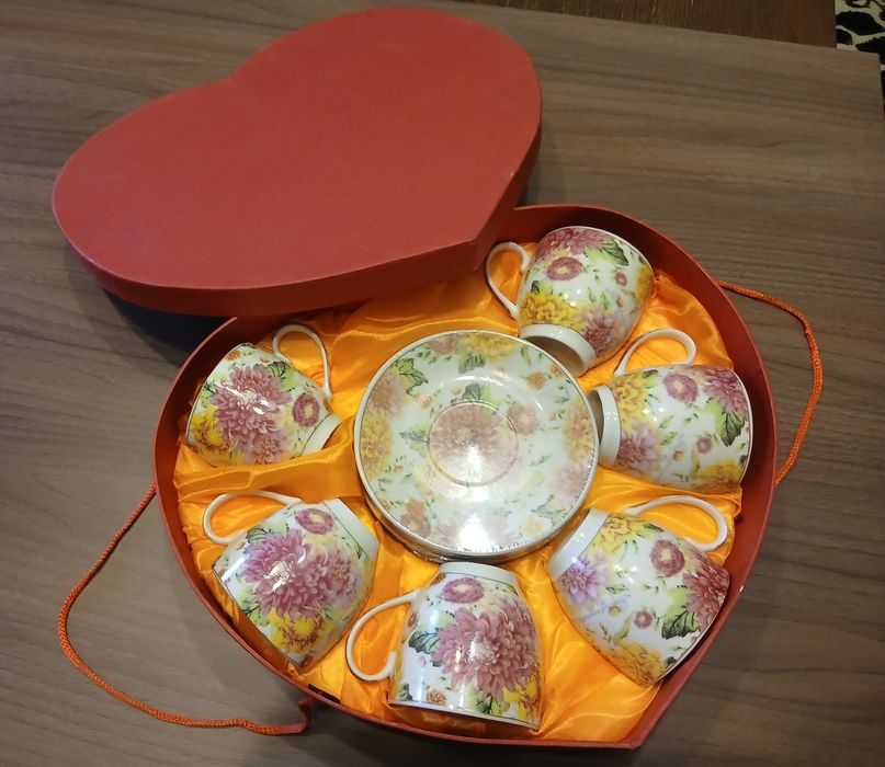 Set din 6 cești de cafea cu farfurioare, in cutie