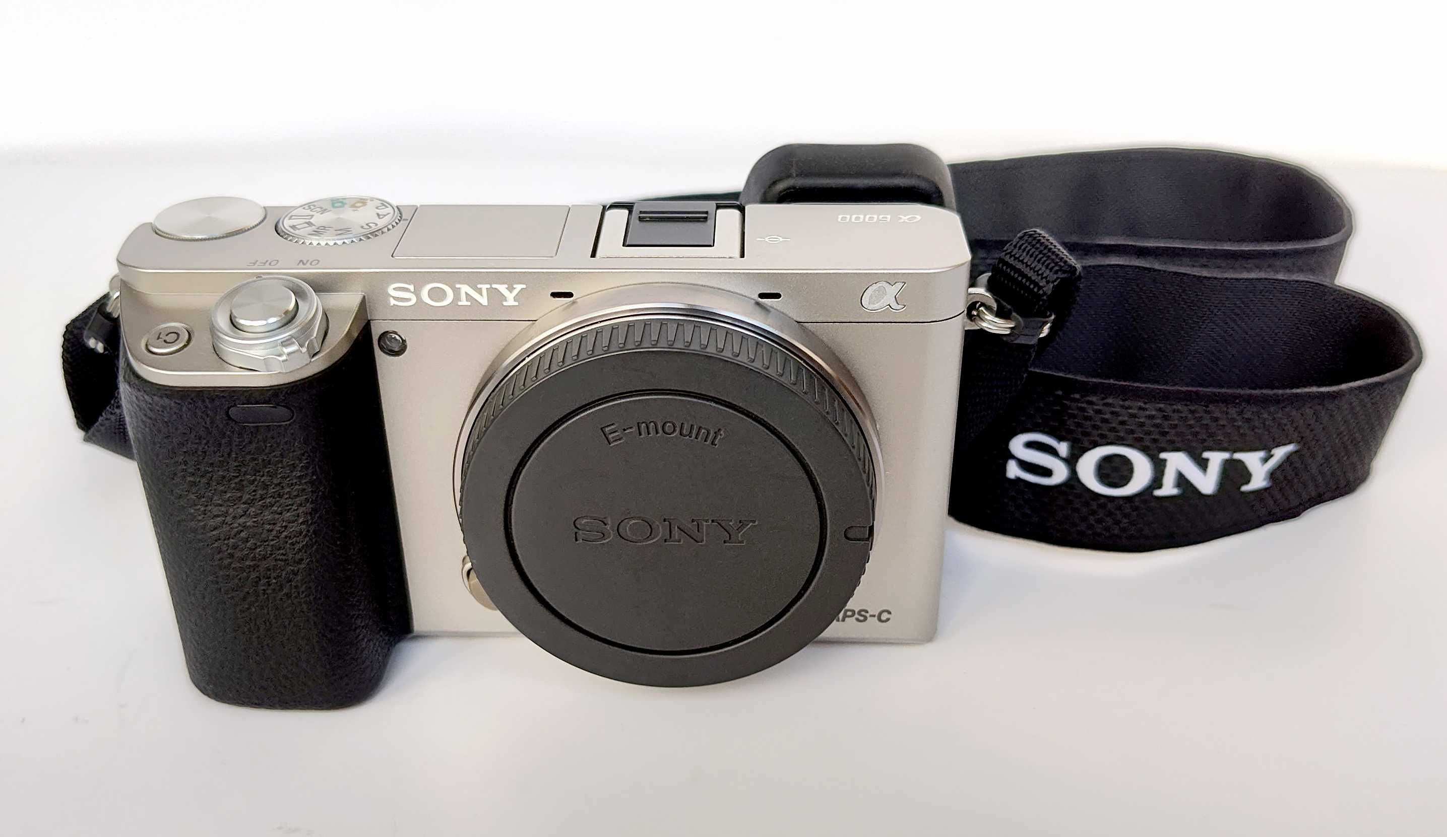 Безогледален фотоапарат Sony a6000 на 1500 кадъра - сребърната версия!