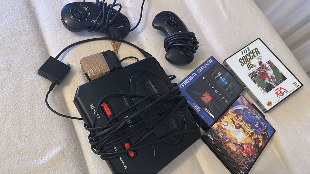 Sega Mega Drive II original + 2 controllere + 3 jocuri originale