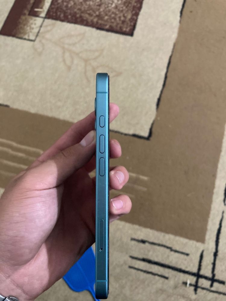 Продам почти новую Iphone 16.