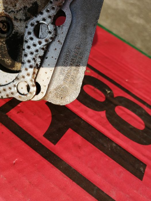 Rezervor benzina+alte piese ce se vad în poze de la cositoare