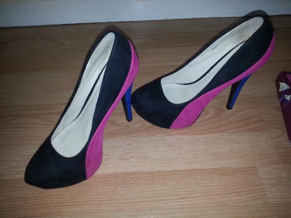 затворени ниски и обувки на ток