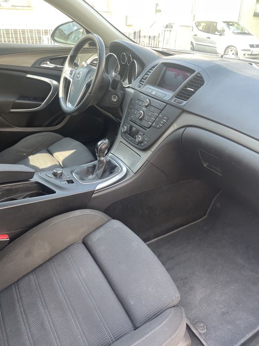 Vand opel insignia sau schimb motorul bate