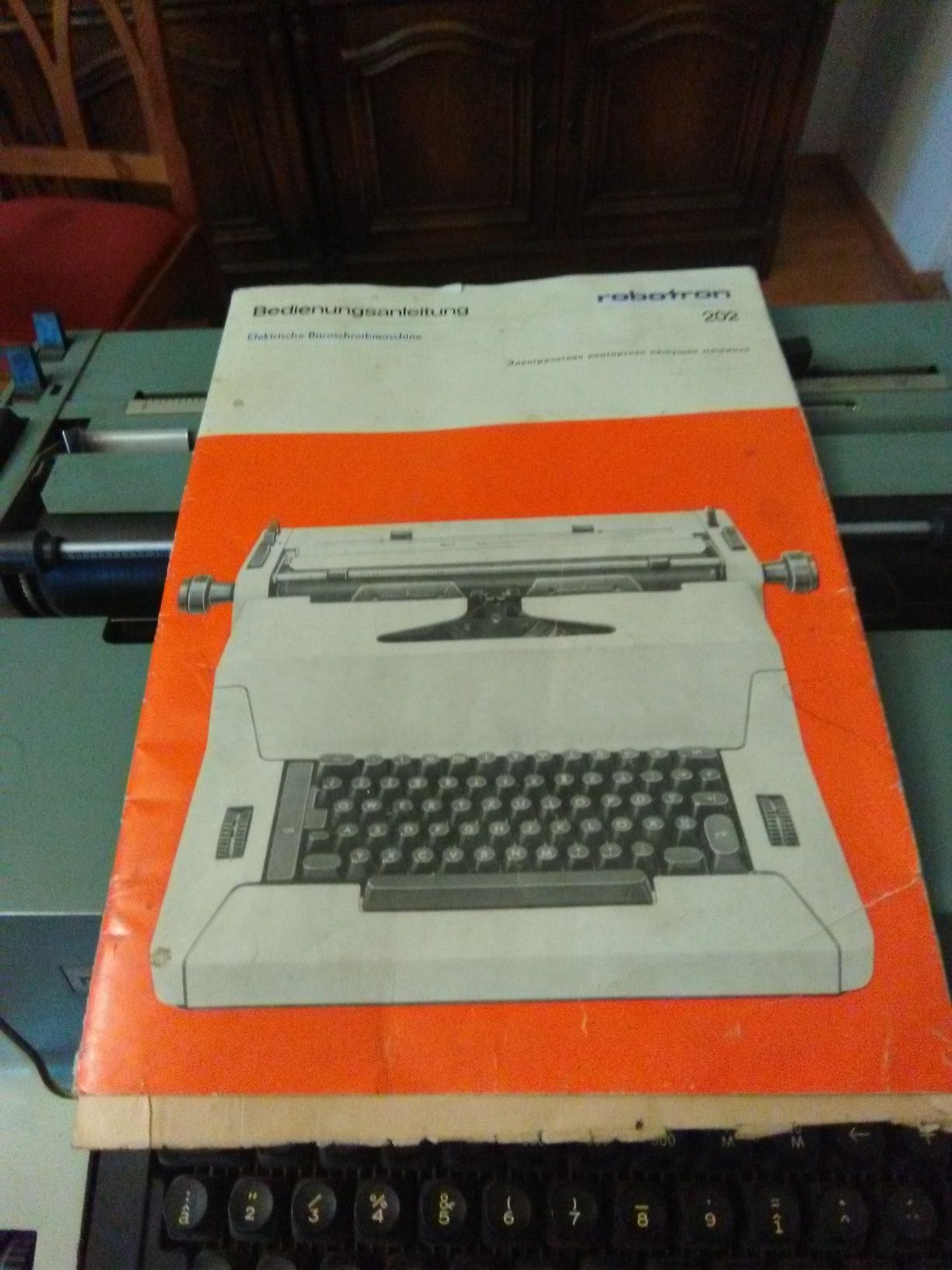 Mașina de scris electrica Robotron 202