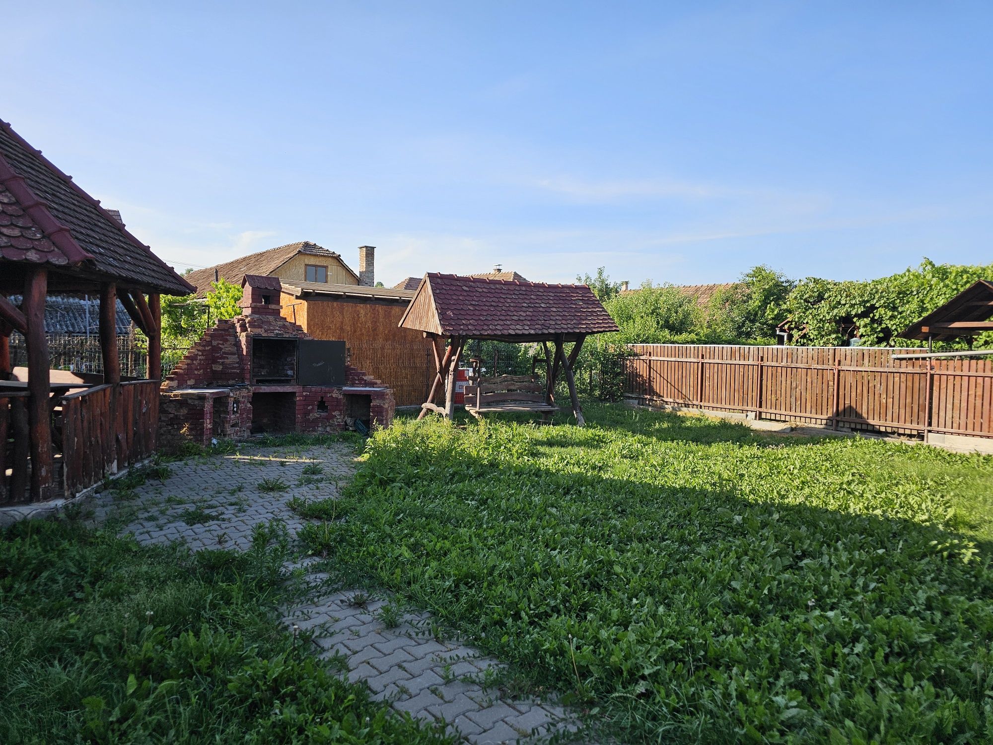 Vând casa cu garaj si 739 mp de teren