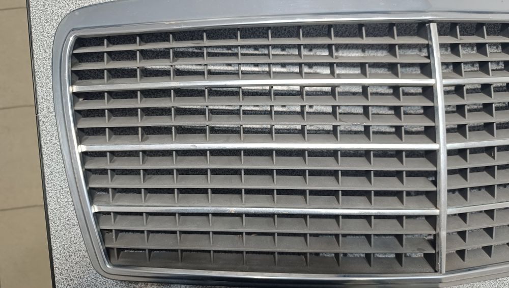 Оригинална решетка радиатор w124 фейс