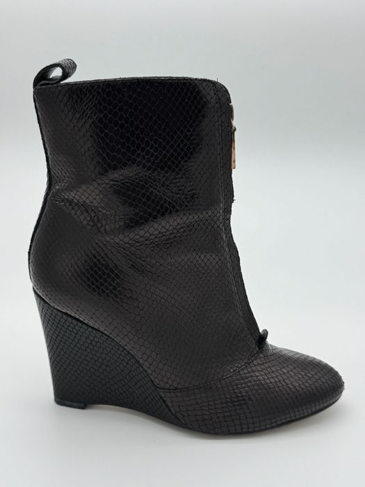 Продавам дамски боти Clarks