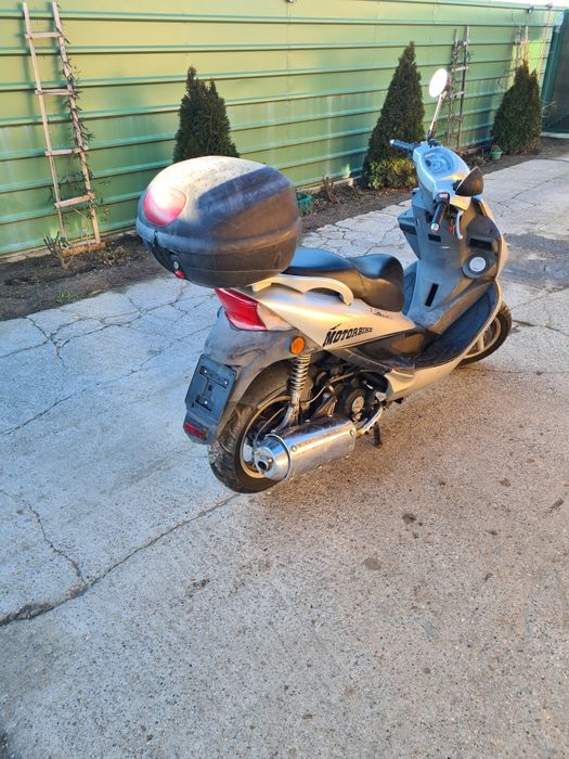 Vând scuter kymco 250
