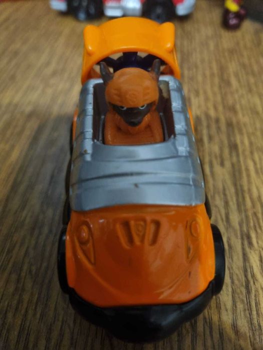 Domino, masini din metal cu Paw Patrula Catelusilor si figurina