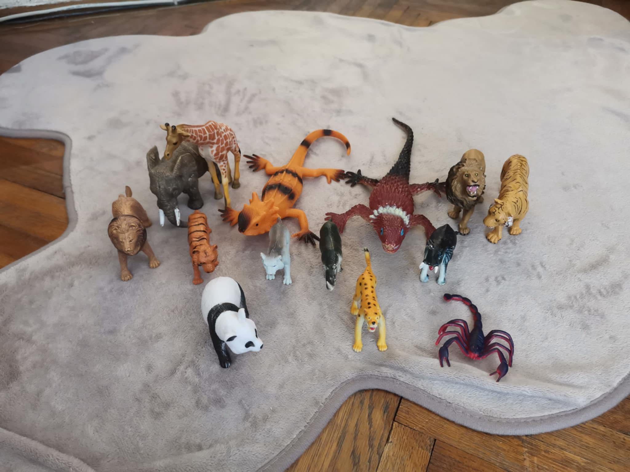 Vând figurine animăluțe jucarie