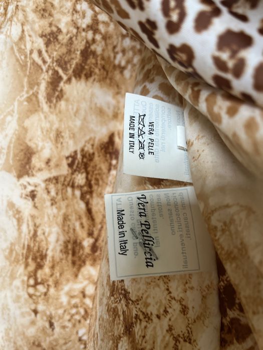 Дамско палто от телешка кожа и кожена яка от естествен косъм.