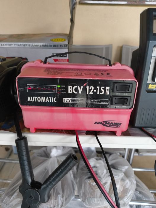 Încărcător baterii auto