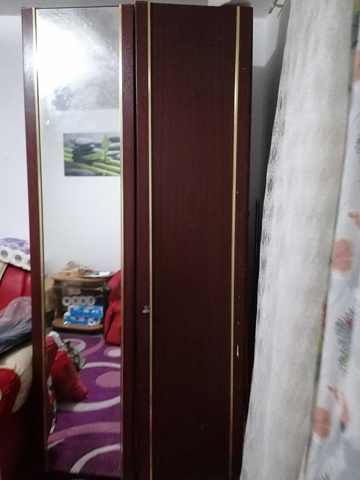 Vînd dulap cu oglinda