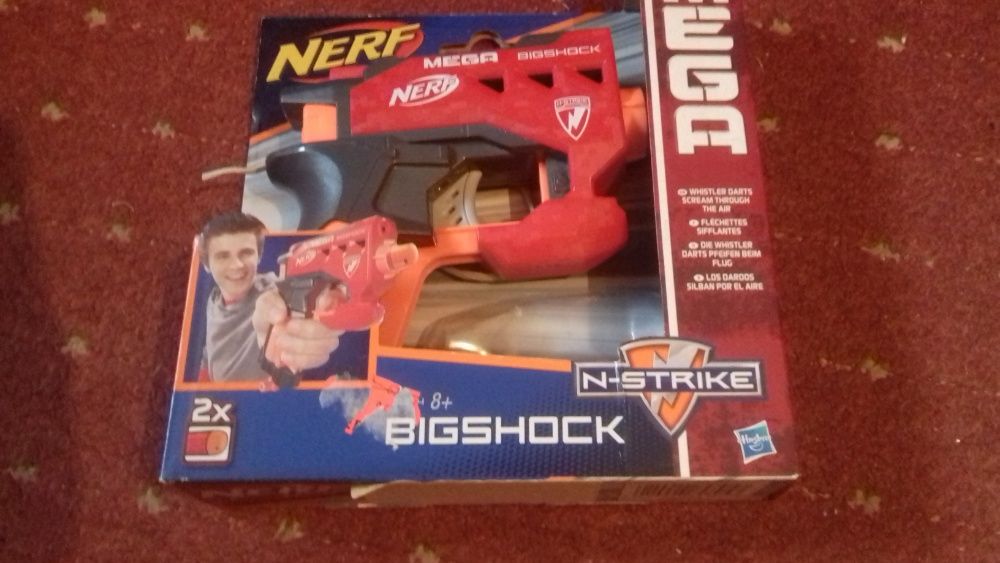 Vand pistol NERF Mega BigShock cu gloante din burete.