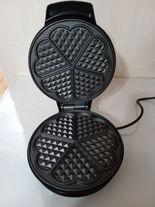 Продам электрическую вафельницу FIRST FA-5300-1