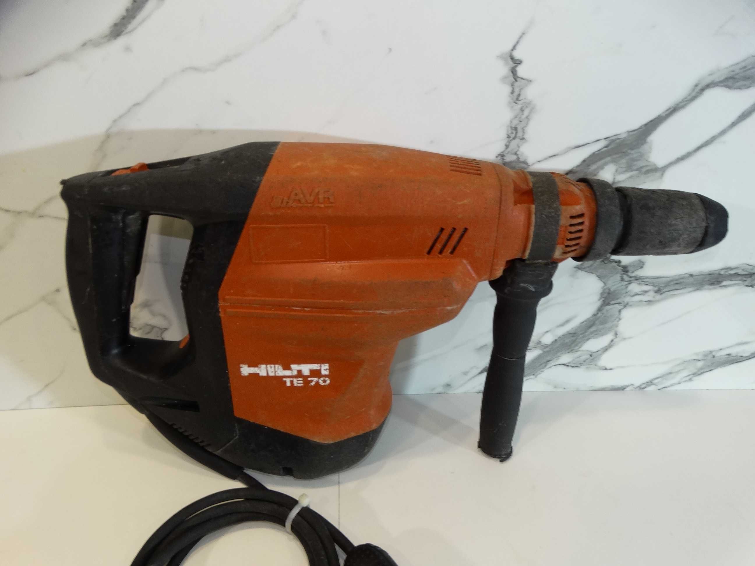 Резервиран - Hilti TE 70 AVR - Ударо пробивна машина 11.5 J