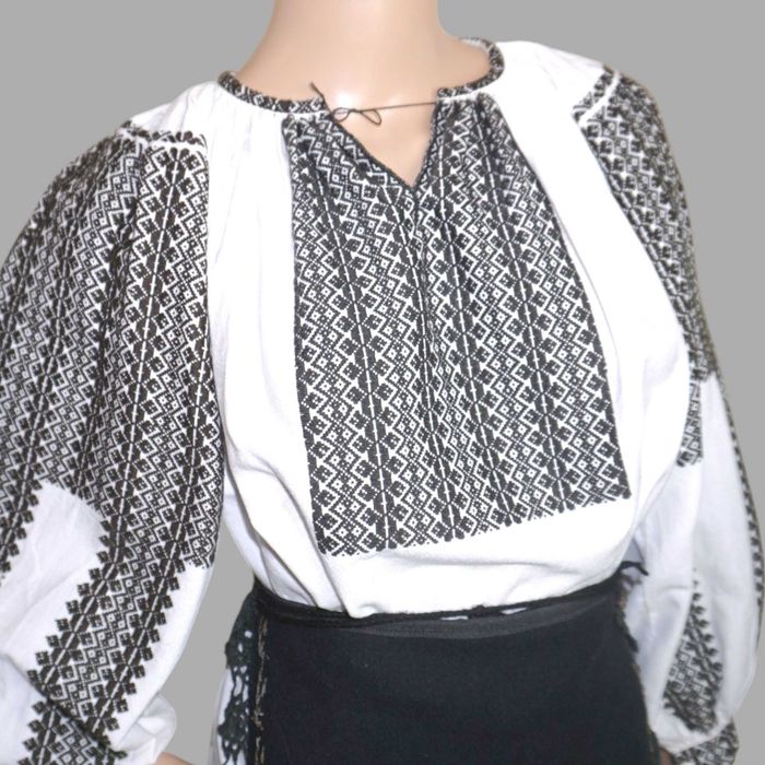 Costum popular vechi lucrat manual cu catrinte fir metalic S-M