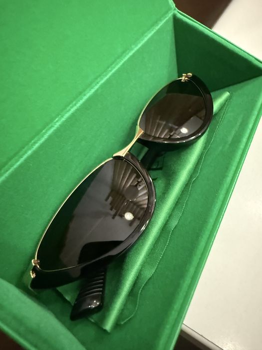 Vand ochelari de soare ovali, Bottega Veneta