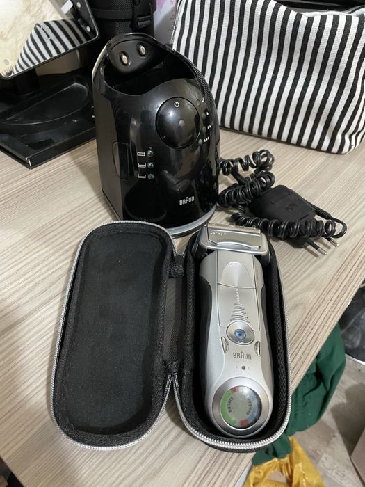 Aparat de ras Braun Series 7 cu stație de curățare Clean & Renew