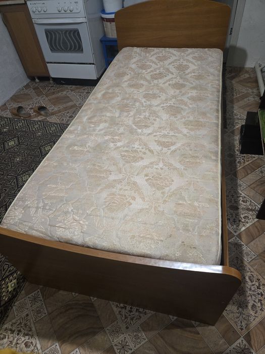 Кровать продаю в спальни