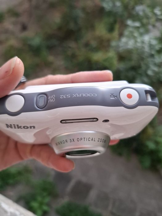 Компактен дигитален фотоапарат Nikon Coolpix S32 ударо и водоустойчив