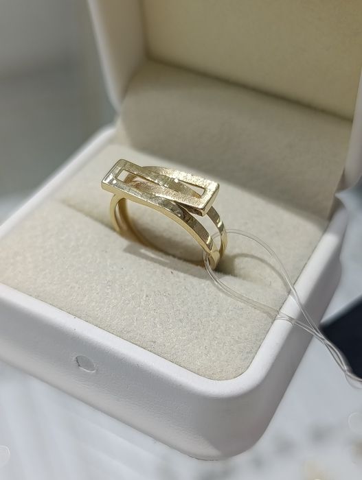 Необычное по своей форме кольцо золото 585 завод