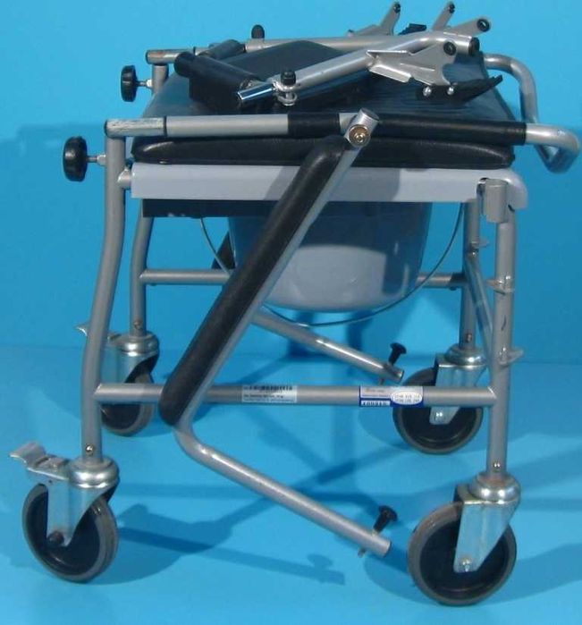 Scaun/carucior handicap cu WC (toaleta) si roti
