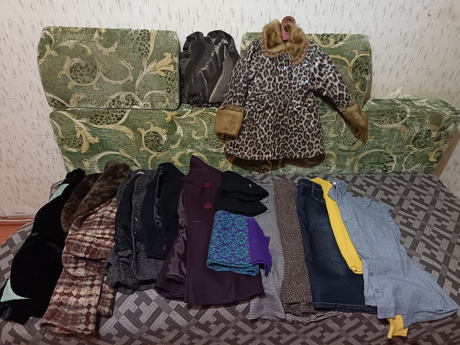 Отдам даром одежды разные.