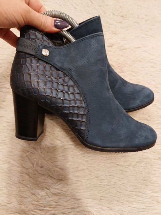 Ghete/botine Caprice marime 37. Noi.