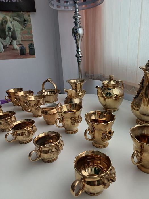 Продам золотистый сервиз. Совсем не пользовались!