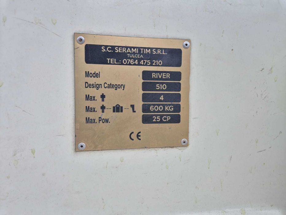 Barca pescuit cu motor si peridoc
