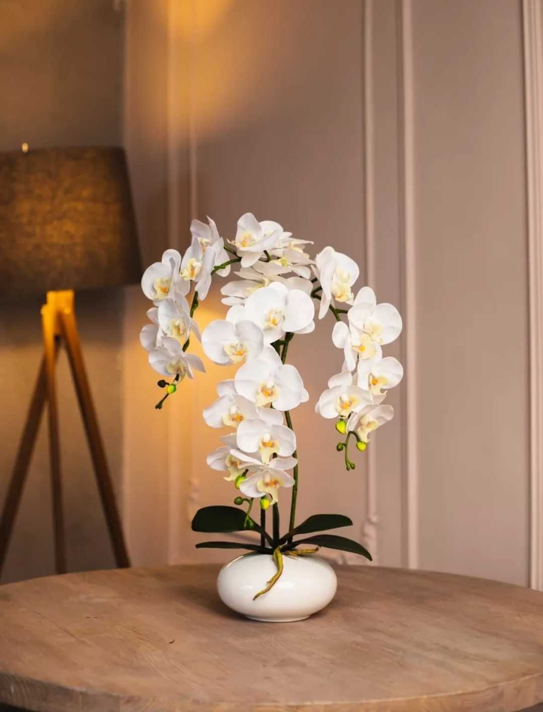 Искусственная орхидея в керамической вазе