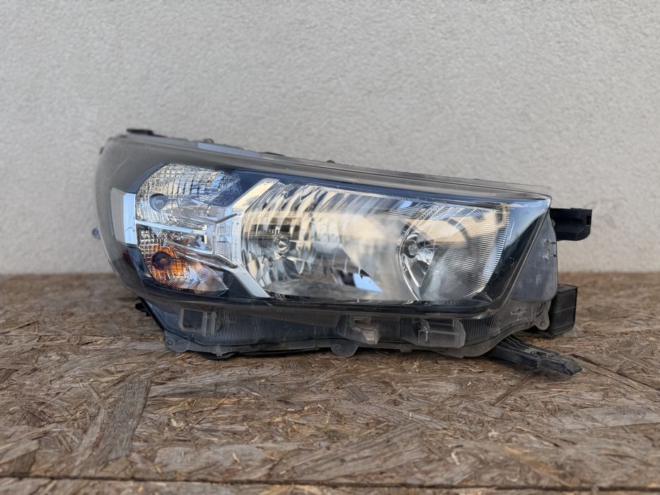Far dreapta Toyota Hilux 2019-2023 Halogen Original Europa