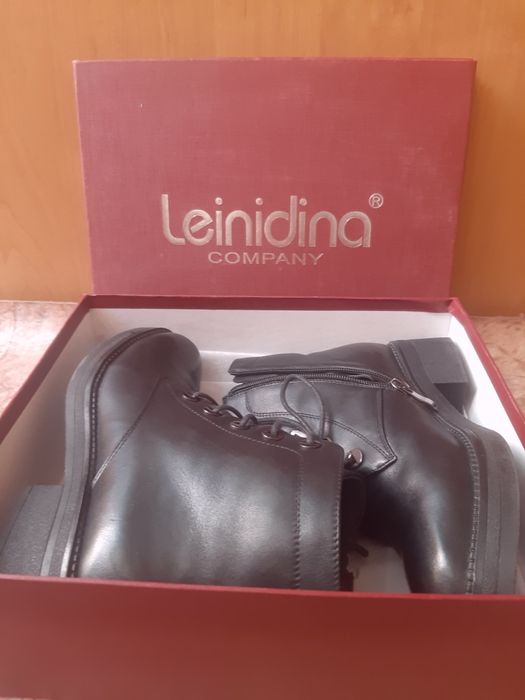 Продам новые ботинки женские