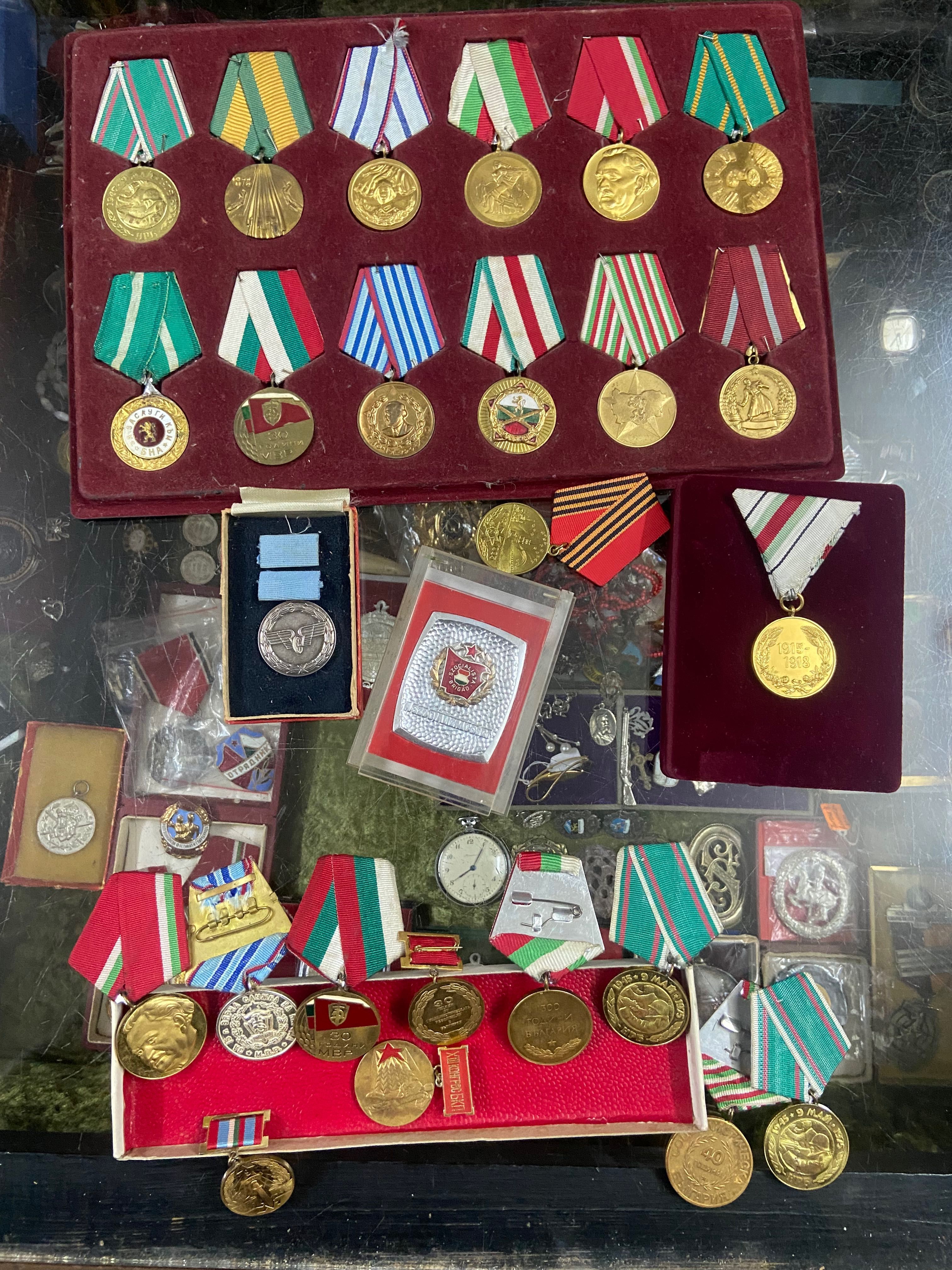 Медали, ордени, брошки и стари часовници!