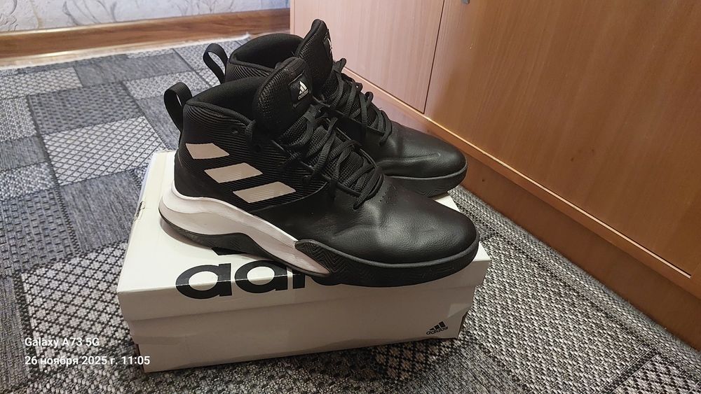 Продам кроссовки в хорошем состоянии.  Адидас оригинал