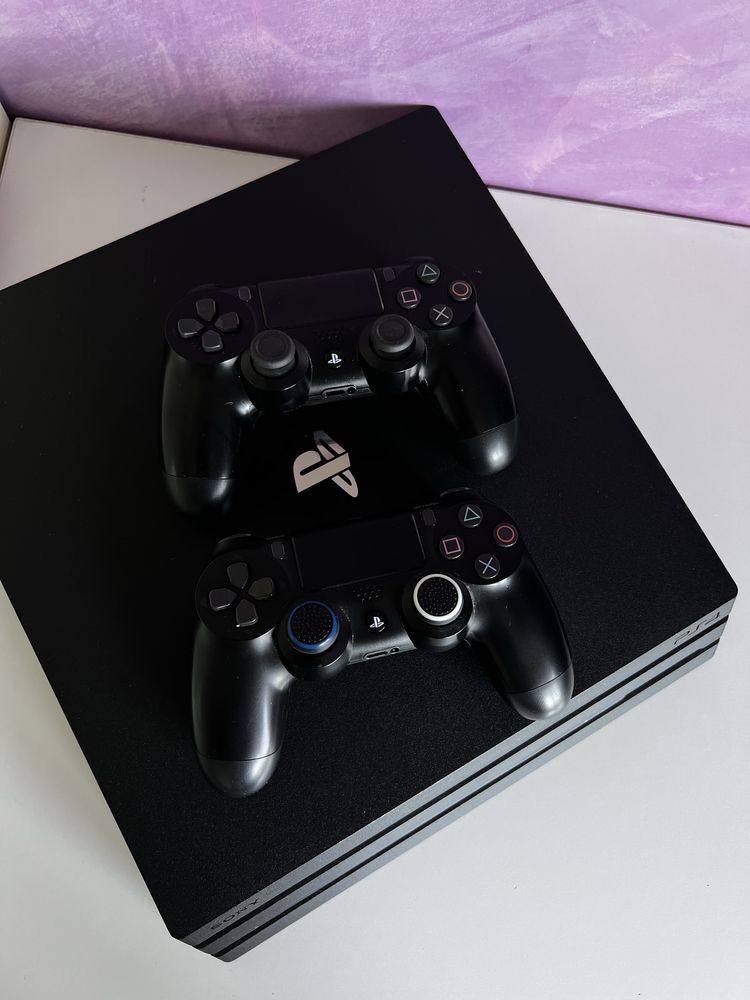 PlayStation 4 Pro 1TB 2 джойстика