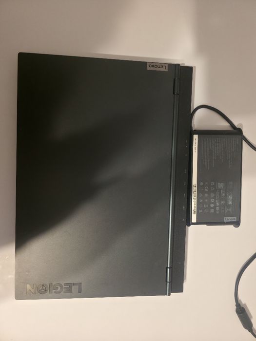 Vand 2 laptopuri identice