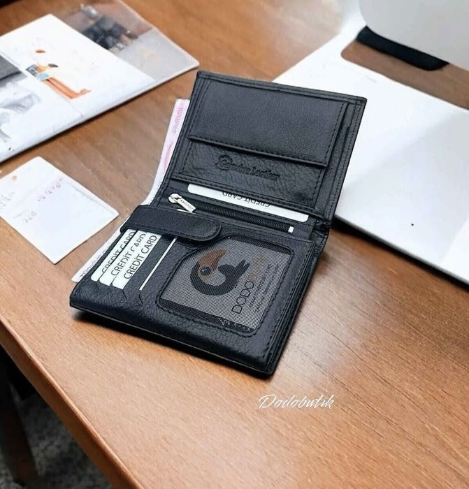 Черен портфейл с естествена кожа