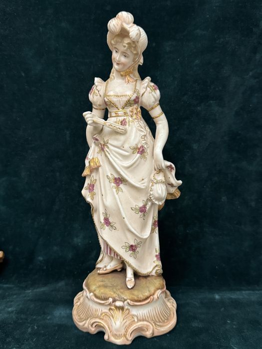 Statueta din portelan. Veche, semnata.