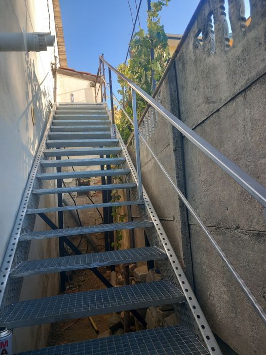 Scara zincata galvanizata la comandă oriunde în tara oferim și montaj.